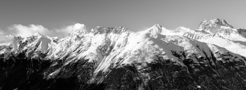 Verschneite Bergkette mit «Crasta Mora» und  «Piz Kesch» rechts.